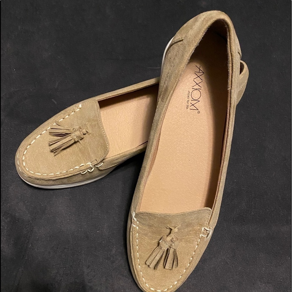 AXXIOM Tassle Loafers, Tan, 8.5 - Picture 2 of 7